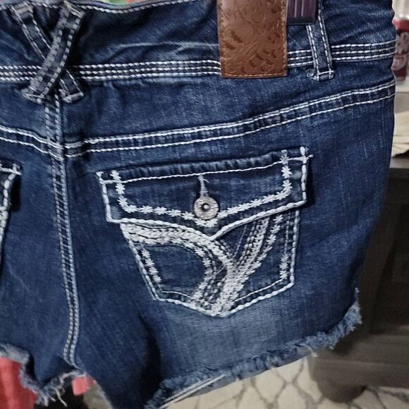 Ariya Jeans denim short, distressed  - Picture 7 of 7